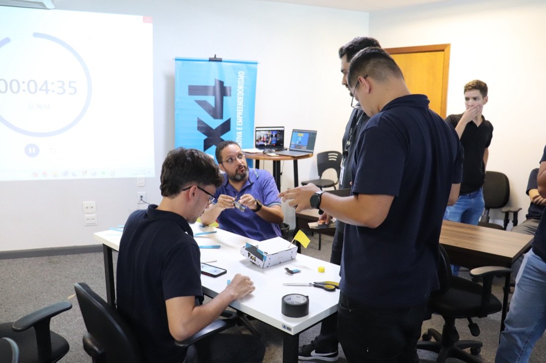 Equipe reunida durante a implantação do Fx4 na escola