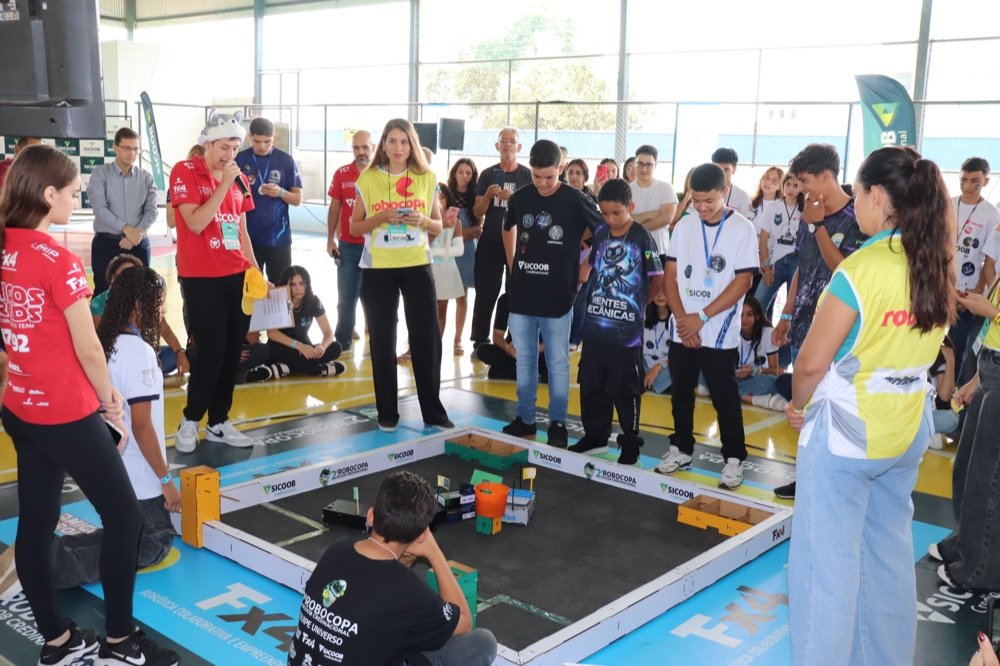 Gestora escolar durante a Robocopa Fx4