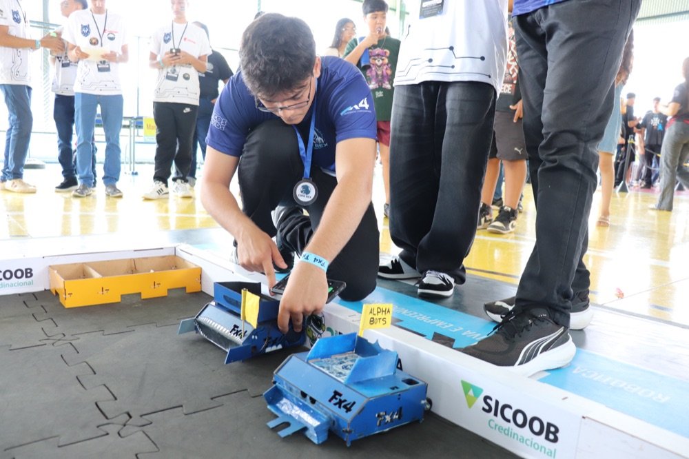 Jovem participante durante a Robocopa Fx4